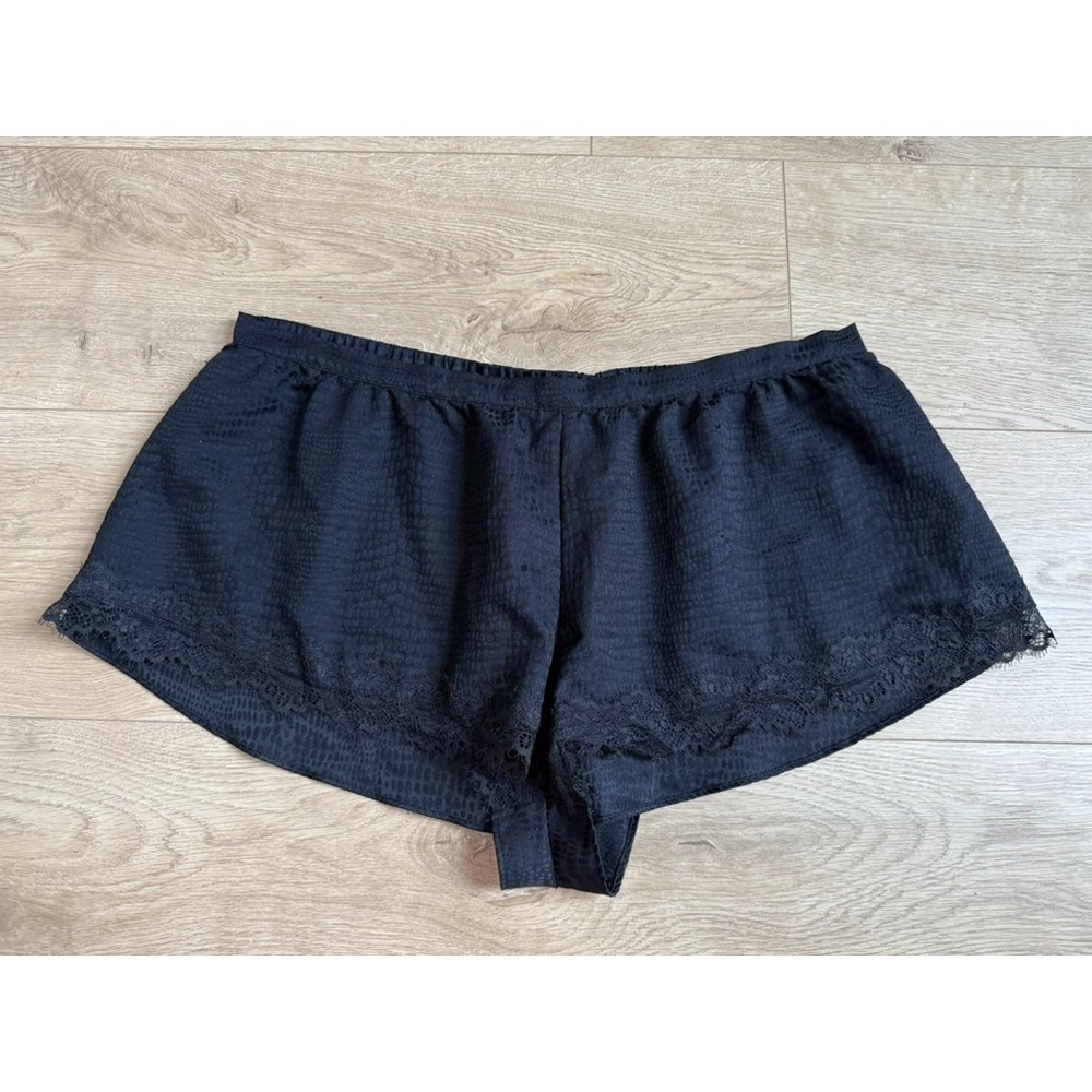 EUC Victoria's Secret lace trim satin sexy snake print black sleep shorts sz M